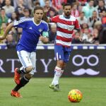 El centrocampista del Betis Joaquín Sánchez (i) pelea un balón con el centrocampista del Granada Javi Márquez