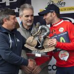El ciclista español Alejandro Valverde (Movistar) (d) con el maillot de líder recibe el trofeo que le acredita vencedor de la 62 edición de la Vuelta Ciclista a Andalucía tras la quinta y última etapa disputada hoy entre San Roque (Cádiz) y Estepona (Málaga)