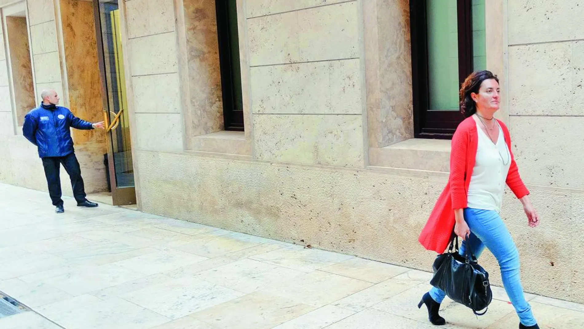 La concejala Beatriz Simón fue la segunda en ser recibida por Isabel Bonig en la sede del grupo parlamentario