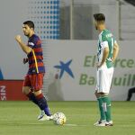 El delantero uruguayo del FC Barcelona Luis Suárez (2i) celebra el gol que acaba de marcar, el segundo del equipo frente al Betis