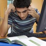Un joven estudiando