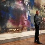 El artista frente a una de sus gigantescas composiciones