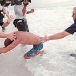Un cubano trata de escaparse de los guardacostas estadounidenses tras su llegada a una playa de Florida