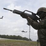 En las maniobras de certificación, lideradas por España, participan helicópteros Apache de EEUU