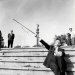 Salvador Dalí emula con su bastón el gesto de Colón