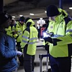 Los empleados de seguridad piden la documentación en la estación de tren del aeropuerto de Copenhague