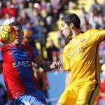 Luis Suarez disputa un balón con David Navarro.