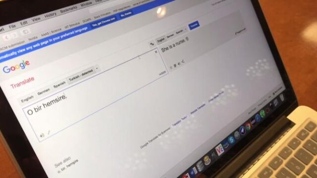 La inteligencia artificial traduce automáticamente el género masculino al femenino asociado con el término «enfermera»