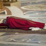 El papa Francisco (izq), celebra la ceremonia de la Pasión de Cristo del Viernes Santo