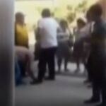 Fotograma del vídeo en que un escolta le ata el cordón del zapato