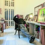 Fausto Velázquez, en su estudio de Sevilla con algunas de las obras que expondrá