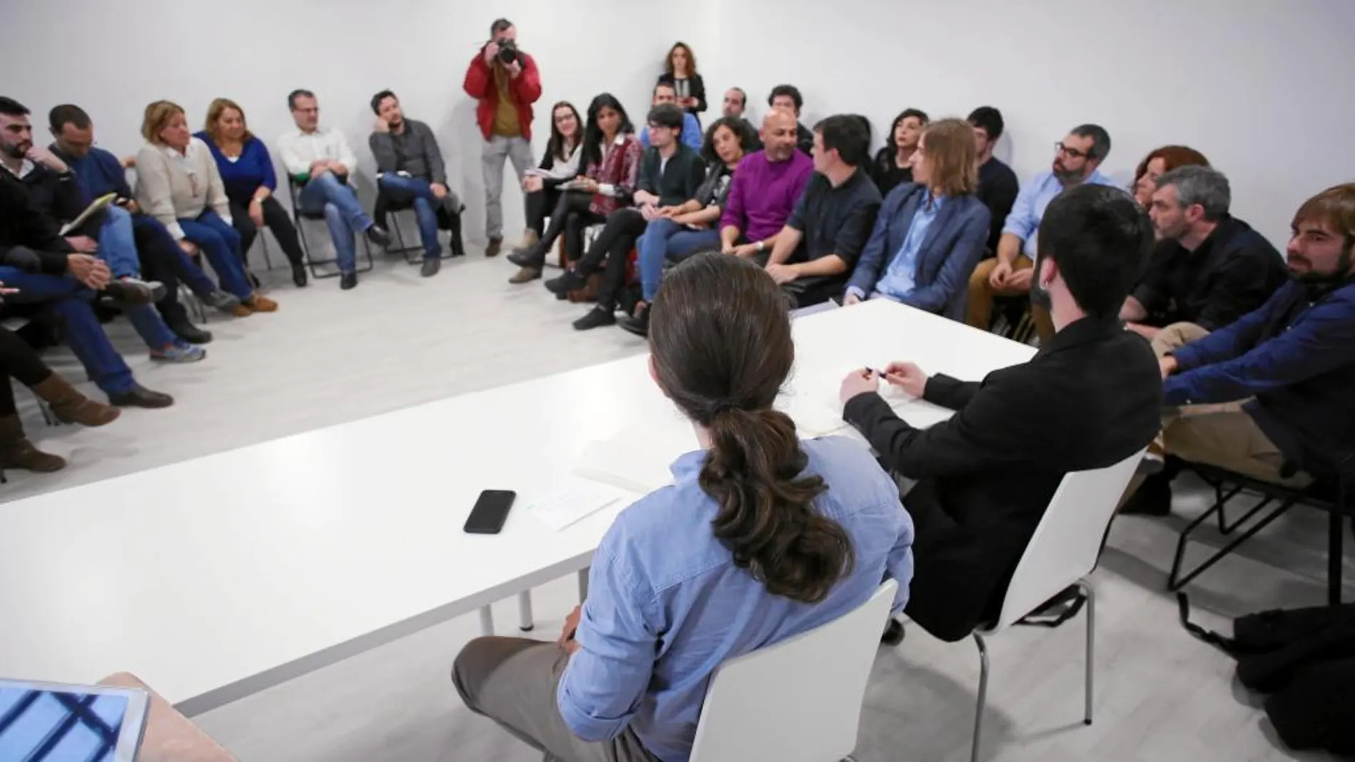 Pablo Iglesias y Juanma del Olmo durante una reunión de líderes territoriales de Podemos que se celebró en Madrid