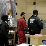 Pablo Ibar (c) en la sala del tribunal del condado de Broward en Fort Lauderdale, Florida, el 5 de agosto de 2016