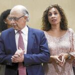 El ministro de Hacienda y Administraciones Públicas, Cristóbal Montoro (c) junto a la consejera de Hacienda de Andalucía, María Jesús Montero