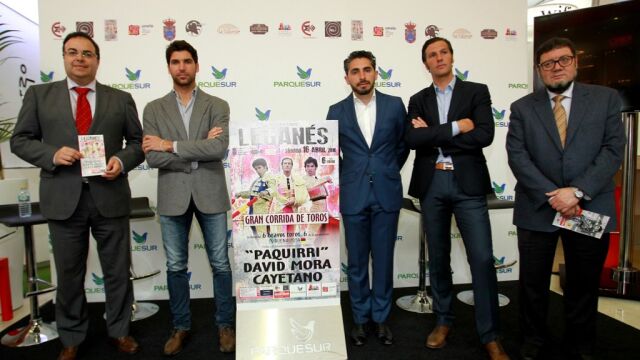De izda. a dcha: El alcalde, Santiago Llorente, Cayetano, Jorge Arellano y David Mora, junto al concejal de Cultura, Luis Martín de la Sierra