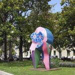 Una de las escultura que Cristóbal Gabarrón ha implantado en Cannes en el marco de una amplia retrospectiva.