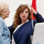 Manuela Carmena y Celia Mayer conversan momentos antes del inicio de un pleno en el Palacio de Cibeles en 2017