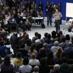 El secretario general de Podemos, Pablo Iglesias, que visita por primera vez Navarra, junto con el nuevo secretario de Organización, Pablo Echenique