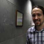 El líder de Podemos, Pablo Iglesias, se diirige a la rueda de prensa que ha ofrecido hoy en el Congreso.