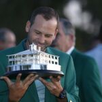 Sergio García sostiene su trofeo