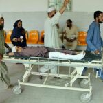 Un hombre heridos tras el terremoto en Peshawar (Pakistán)