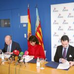 El conseller (izqda), durante la firma del convenio con Isabel Borrego