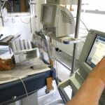 Tratamiento a un recién nacido para reducir lesiones cerebrales tras un parto difícil, en una imagen de archivo