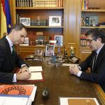 El rey Felipe VI con el presidente del Congreso de los Diputados, Patxi López (d), en su despacho del Palacio de la Zarzuela para firmar el decreto de disolución de las Cortes y de convocatoria de las elecciones generales del 26 de junio