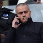 El portugués José Mourinho hoy presencia un partido de la Segunda división inglesa