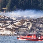 Los servicios de rescate de la isla de Turoey, cerca de Bergen, trabajan en el lugar del accidente del helicóptero.