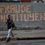 Fotografía de un mensaje que dice Fraude Constituyente escrito con billetes hoy, sábado 29 de julio de 2017, en Caracas (Venezuela).