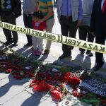 Flores en recuerdo a las víctimas del atentado del pasado 10 de octubre en Ankara