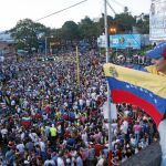El lugar donde empezó todo. Un venezolano despliega una bandera nacional en San Cristóbal, en el estado de Táchira, donde comenzaron las protestas contra Maduro en febrero de 2014