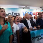 Miembros de la coalición opositora Mesa de Unidad Democrática (MUD) celebran la victoria