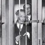 Lluís Companys (en la imagen, tercero por la izquierda), rodeado de miembros del Gobierno catalán, en la cárcel tras el golpe fallido