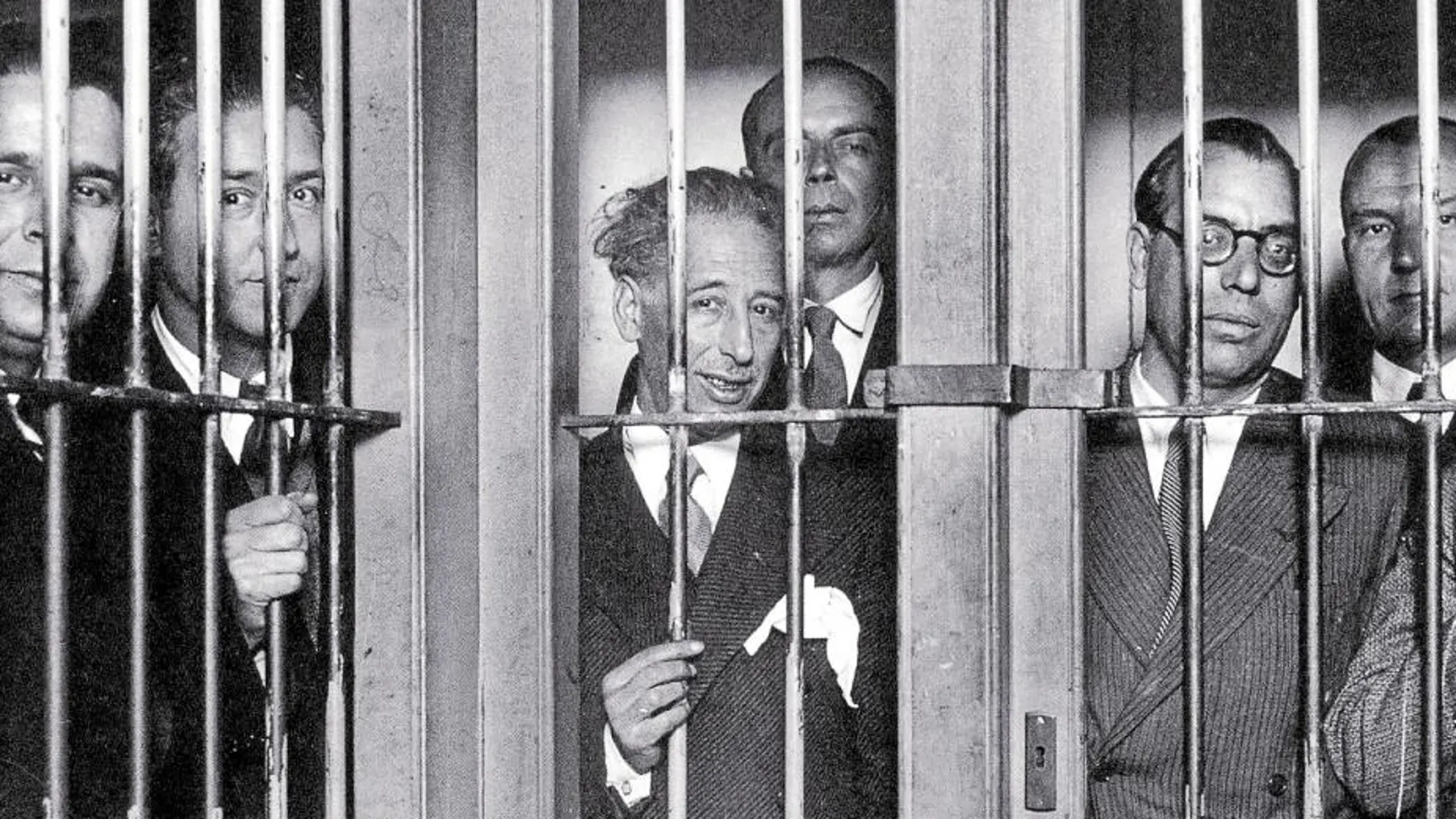 Lluís Companys (en la imagen, tercero por la izquierda), rodeado de miembros del Gobierno catalán, en la cárcel tras el golpe fallido