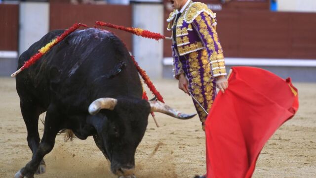 El diestro Rafaelillo con su primero en la última de San Isidro celebrada en la monumental de Las Ventas