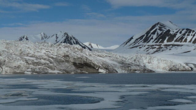 Glaciar de tidewater en la Bahía de Nordfjorden, isla de Spitsbergen, archipiélago de Svalbard