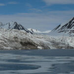 Glaciar de tidewater en la Bahía de Nordfjorden, isla de Spitsbergen, archipiélago de Svalbard