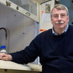 Stephen Miller, profesor de Microbiología-Inmunología en la Facultad de Medicina Feinberg de la Universidad Northwestern, autor principal del proyecto