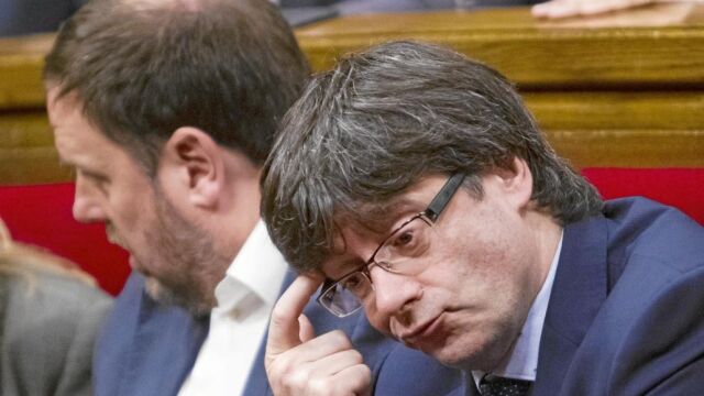 Junqueras y Puigdemont en una imagen durante el pleno