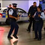 Imagen de los agentes en un momento de la divertida coreografía