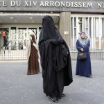 Imagen de archivo de mujeres musulmanas saliendo de una comisaría de policía en París