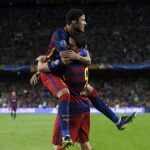 Los jugadores del FC Barcelona, el brasileño Neymar (i) y el uruguayo Luis Alberto Suárez, celebran un gol del equipo blaugrana