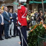La alcaldesa de Barcelona Ada Colau junto a los miembros del consistorio, en la ofrenda floral del Ayuntamiento de Barcelona al monumento a Rafael Casanova con motivo de la celebración de la Diada