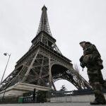 Soldados franceses vigilan junto a la Torre Eiffel
