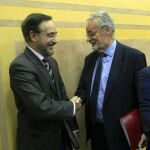 El Defensor del Pueblo (d) saluda al consejero de Vivienda en la presentación de su Memoria