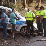 Vista del lugar donde tuvo lugar el accidente, con el coche que causó las muertes.