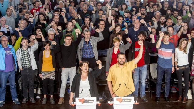 Los principales dirigentes de la izquierda Abertzale Arnaldo Otegi, Marije Fullaondo, Igor Arroyo y Rufi Etxeberria, entre otros, en Durango