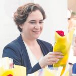 La alcaldesa ayer durante la Diada de Sant Jordi